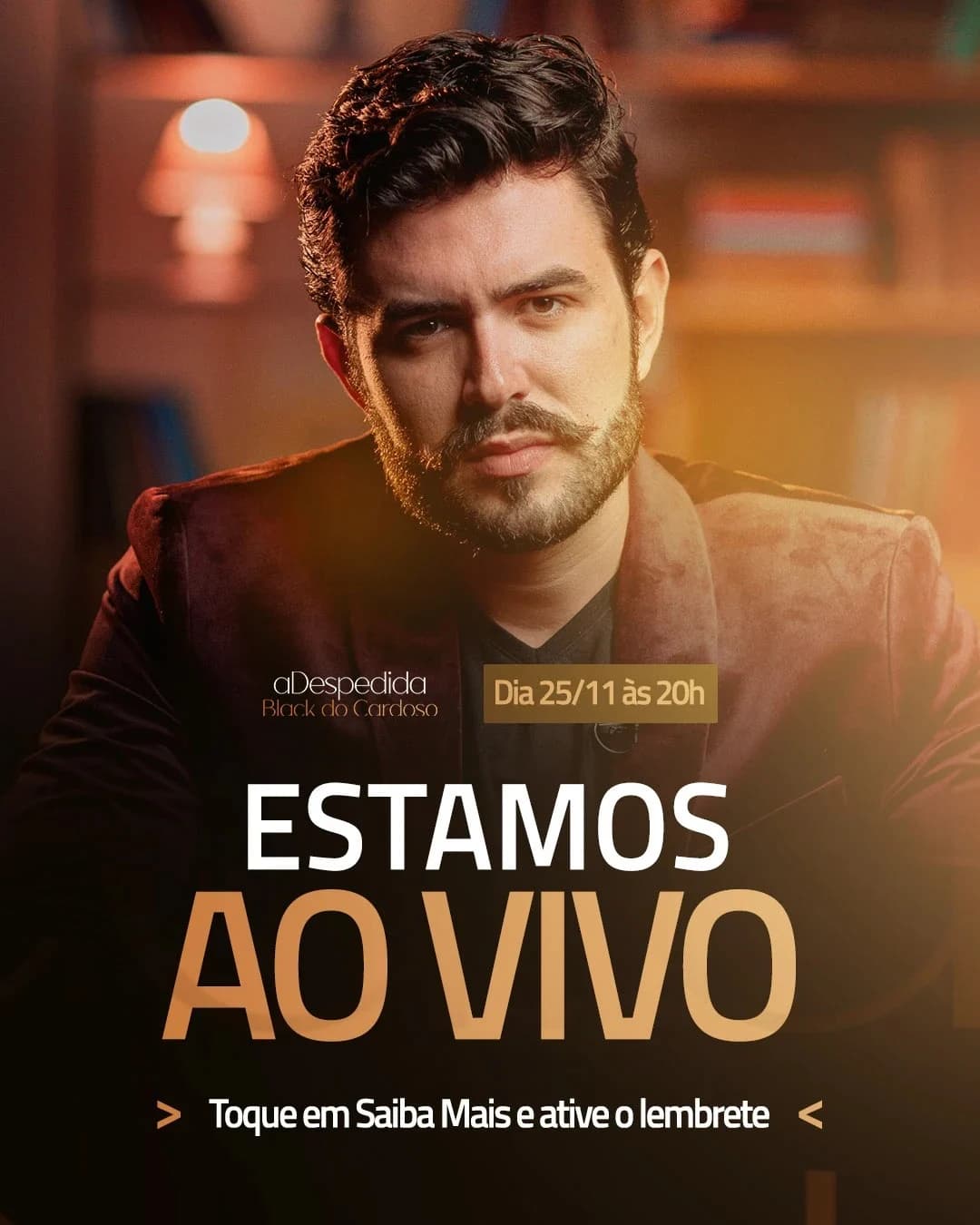 Post escuro com luz âmbar da Despedida Black do Cardoso: retrato sério de Cardoso diante de uma estante e o título "Estamos ao vivo"