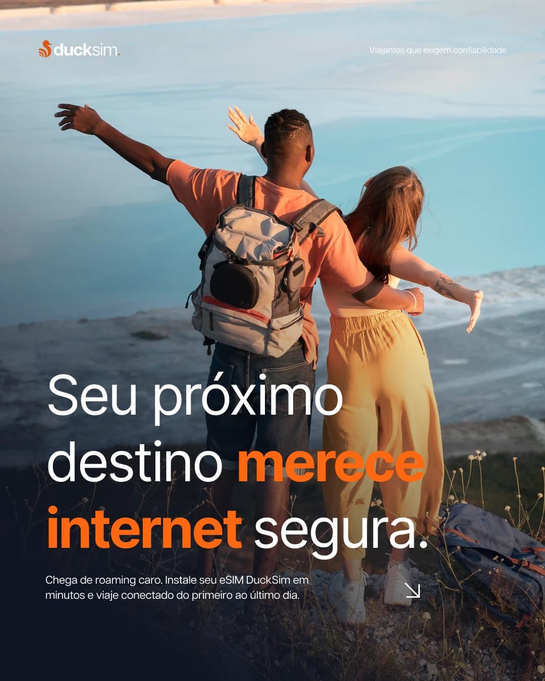 Post fotográfico da DuckSim: casal de costas, de braços abertos diante do mar, com o título "Seu próximo destino merece internet segura"