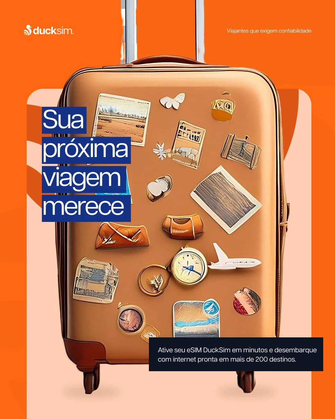 Post laranja da DuckSim: mala coberta de adesivos de viagem e o título "Sua próxima viagem merece" em blocos azuis