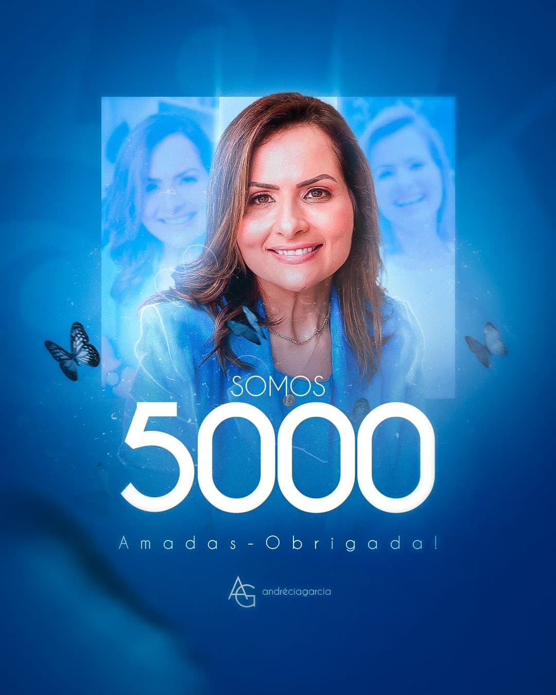 Post azul comemorando 5 mil seguidoras de Andrécia Garcia: retrato sorridente em três camadas, borboletas e o texto "Somos 5000 — Amadas, obrigada!"