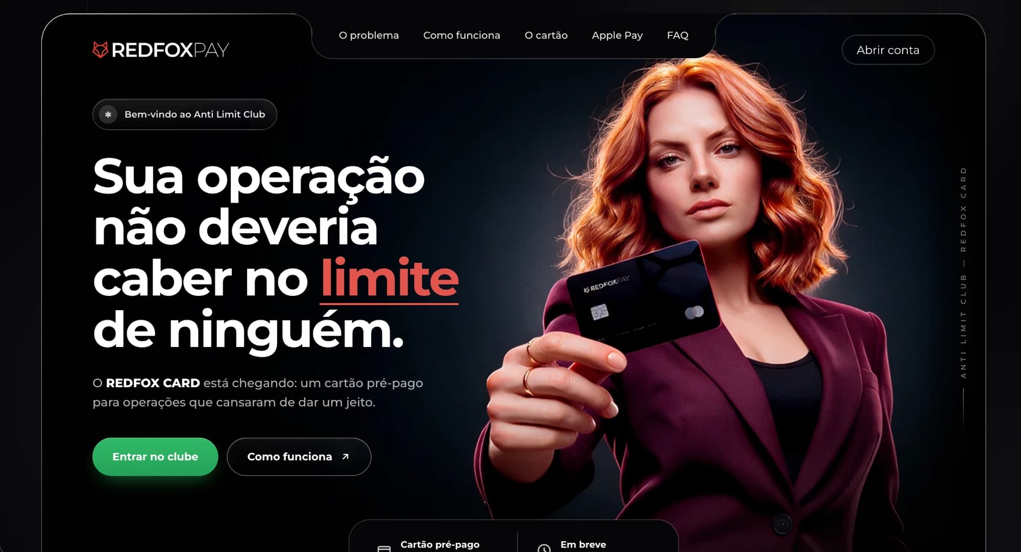 Primeira dobra da landing page Anti Limit Club: título "Sua operação não deveria caber no limite de ninguém" com "limite" em vermelho, ao lado de uma mulher ruiva de blazer vinho segurando o cartão preto RedFox, com botões "Entrar no clube" e "Como funciona"