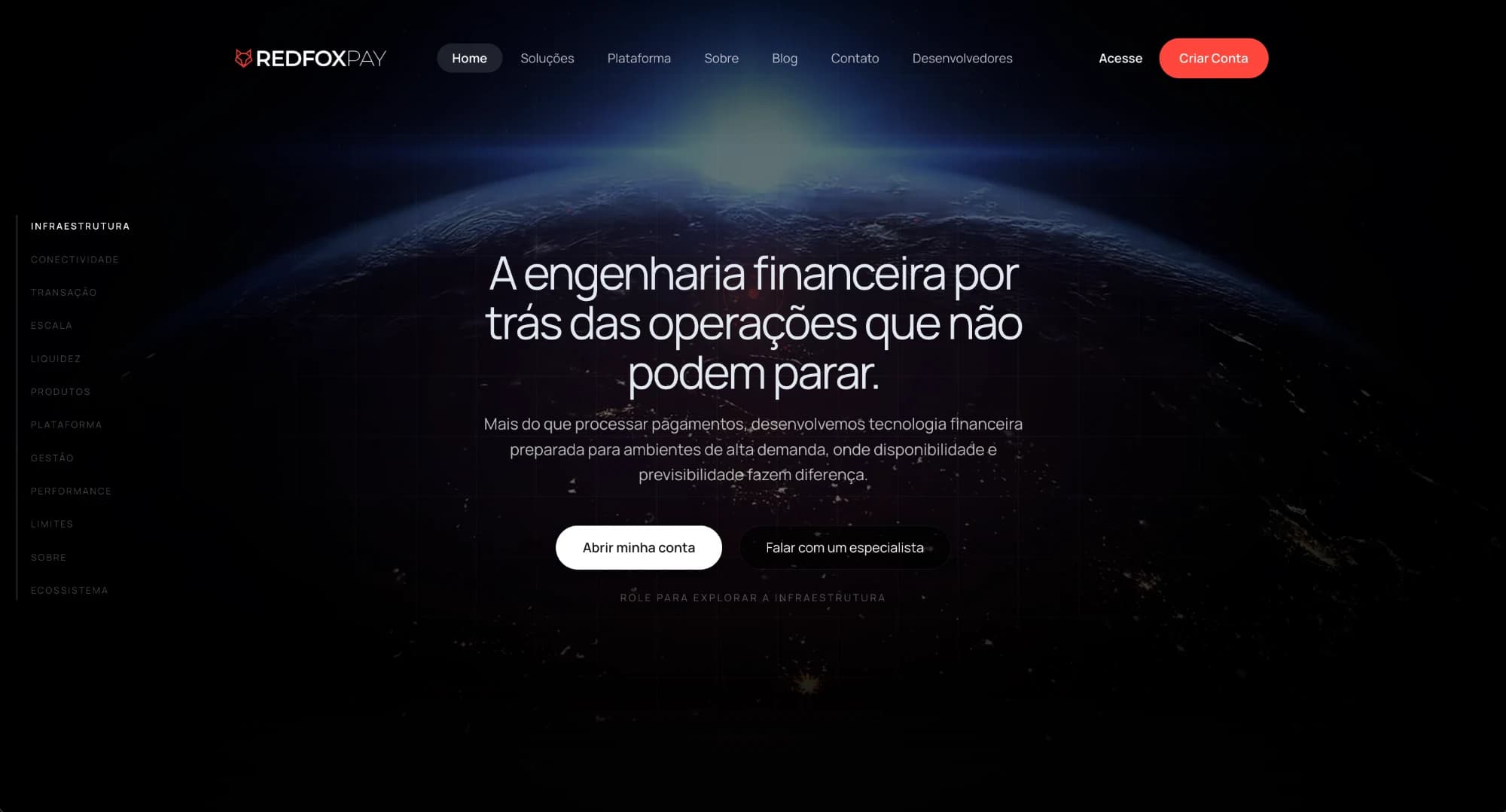 Primeira dobra do site da RedFox Pay: fundo escuro com a curvatura da Terra iluminada, o título "A engenharia financeira por trás das operações que não podem parar", botões "Abrir minha conta" e "Falar com um especialista" e um índice lateral de capítulos