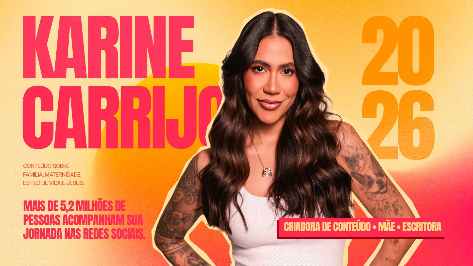 Capa do mídia kit Karine Carrijo 2026: tipografia condensada em pink sobre fundo amarelo e laranja, Karine sorrindo e o selo "Criadora de conteúdo • mãe • escritora"
